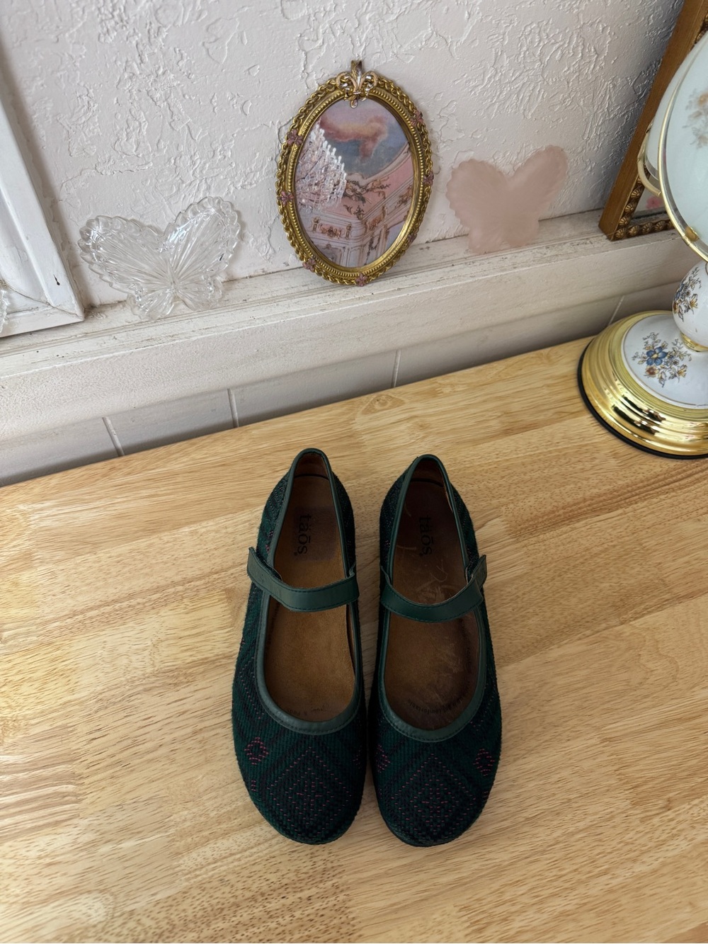 Taos Green Woven Mary Jane Flats Size 6 Artsy Y2K
Classic Comfort - Picture 2 of 12
